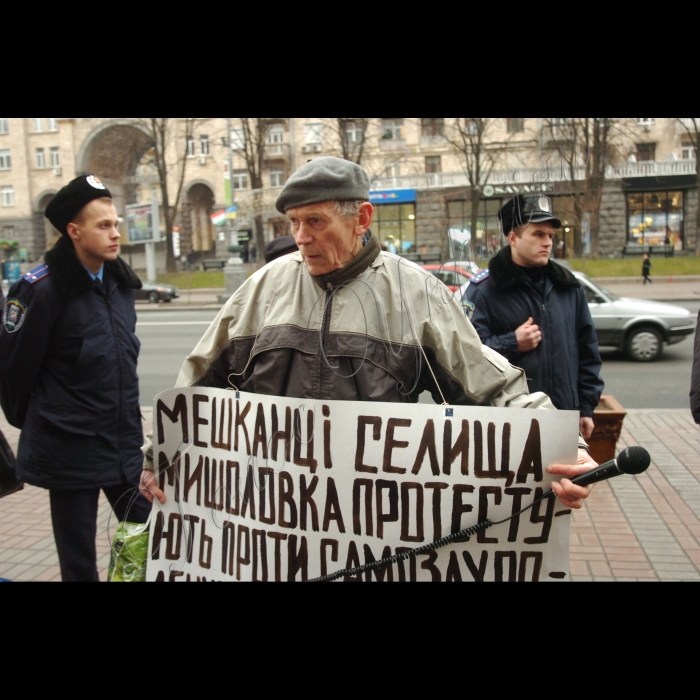 Біля Київської міської ради розпочалася акція з вимогою категорично відхилити Стратегію розвитку міста Києва до 2025 року як документ, розроблений в інтересах будівельних комерсантів і спрямований на подальше погіршення умов проживання в столиці. Організатор акції – громадянська кампанія «Форум порятунку Києва». 
