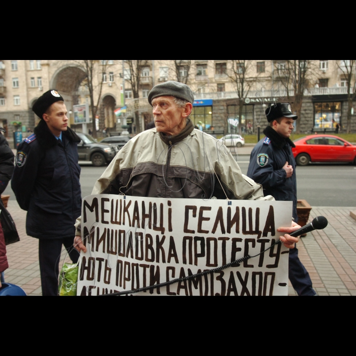 Біля Київської міської ради розпочалася акція з вимогою категорично відхилити Стратегію розвитку міста Києва до 2025 року як документ, розроблений в інтересах будівельних комерсантів і спрямований на подальше погіршення умов проживання в столиці. Організатор акції – громадянська кампанія «Форум порятунку Києва». 