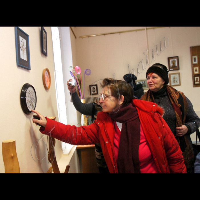 У Київському міському будинку природи відкрито виставку картин з природних матеріалів та коренепластики (зокрема, із засушених квітів, трав, кори, соломи, пір’я та кісток)