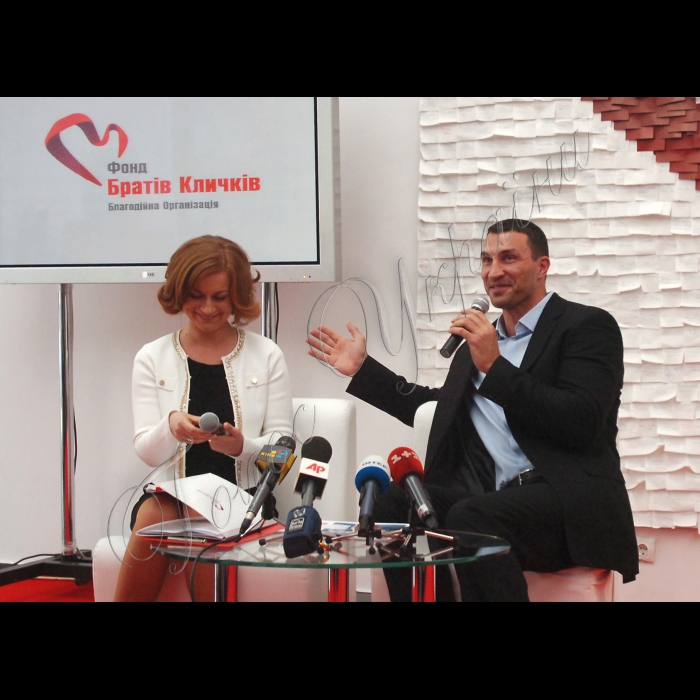 Звіт Благодійного фонду братів Кличків про благодійну діяльність.
Володимир Кличко і виконавчий директор Благодійного фонду братів Кличків Ганна Старостенко