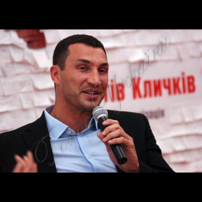 Звіт Благодійного фонду братів Кличків про благодійну діяльність.
Володимир Кличко і виконавчий директор Благодійного фонду братів Кличків Ганна Старостенко