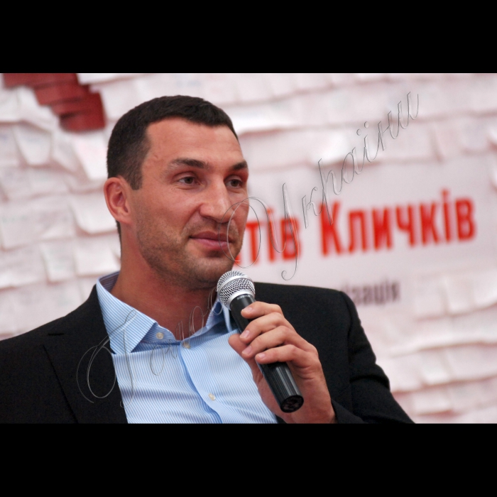 Звіт Благодійного фонду братів Кличків про благодійну діяльність.
Володимир Кличко і виконавчий директор Благодійного фонду братів Кличків Ганна Старостенко