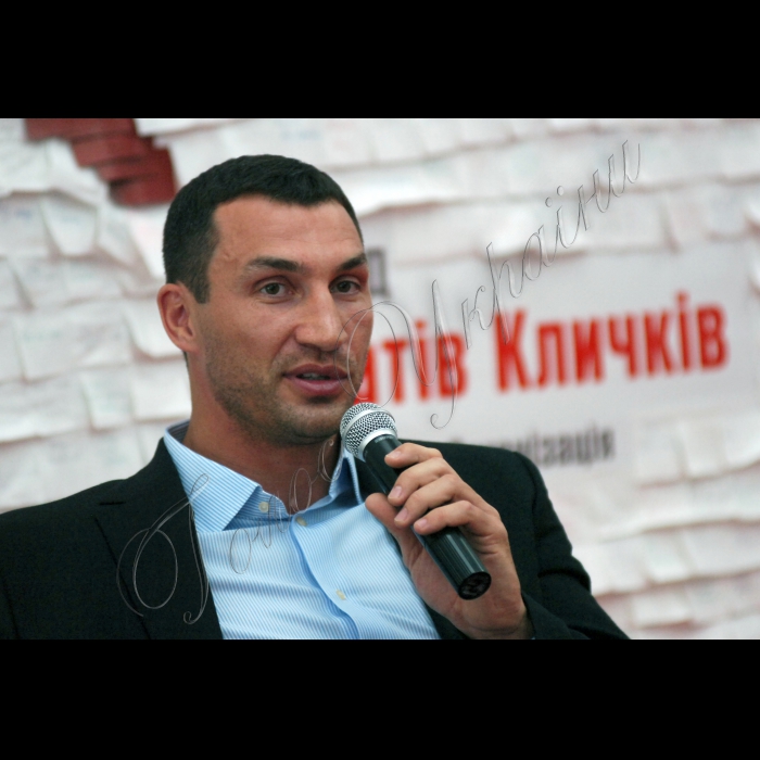 Звіт Благодійного фонду братів Кличків про благодійну діяльність.
Володимир Кличко і виконавчий директор Благодійного фонду братів Кличків Ганна Старостенко