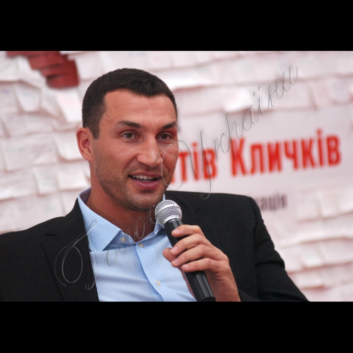 Звіт Благодійного фонду братів Кличків про благодійну діяльність.
Володимир Кличко і виконавчий директор Благодійного фонду братів Кличків Ганна Старостенко
