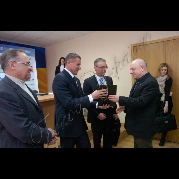 Відбулася урочиста церемонія нагородження переможців ХІ Всеукраїнського конкурсу серед спортивних журналістів «Україна олімпійська» та IV Всеукраїнського конкурсу на кращу спортивну фотографію (за підсумками 2011 року).
Голова комісії НОК України «Засоби масової інформації та пропаганда олімпійського руху» Олег Волков, президент НОК України Сергій Бубка, генеральний директор