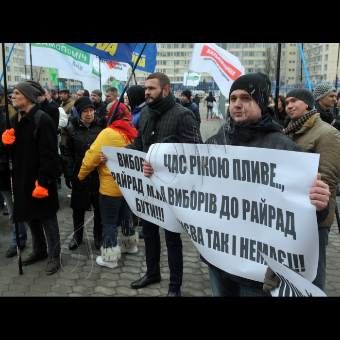 Київ. Під стінами будівлі Центральної виборчої комісії (м. Київ, пл. Лесі Українки, 1) дев’ять демократичних політичних сил провели спільну акцію «Час спливає» та закличуть ЦВК ухвалити рішення про призначення виборів до райрад столиці на 29 травня 2016 року. 