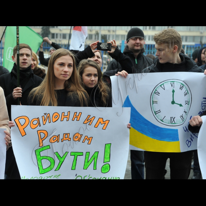 Київ. Під стінами будівлі Центральної виборчої комісії (м. Київ, пл. Лесі Українки, 1) дев’ять демократичних політичних сил провели спільну акцію «Час спливає» та закличуть ЦВК ухвалити рішення про призначення виборів до райрад столиці на 29 травня 2016 року. 
