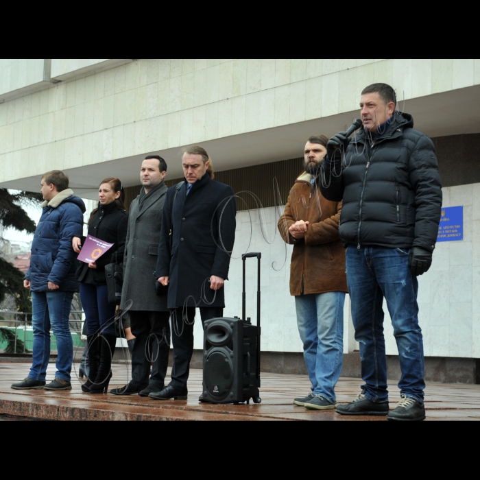 Київ. Під стінами будівлі Центральної виборчої комісії (м. Київ, пл. Лесі Українки, 1) дев’ять демократичних політичних сил провели спільну акцію «Час спливає» та закличуть ЦВК ухвалити рішення про призначення виборів до райрад столиці на 29 травня 2016 року. 