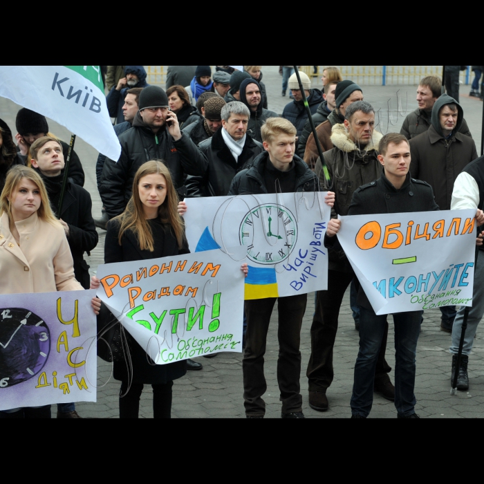 Київ. Під стінами будівлі Центральної виборчої комісії (м. Київ, пл. Лесі Українки, 1) дев’ять демократичних політичних сил провели спільну акцію «Час спливає» та закличуть ЦВК ухвалити рішення про призначення виборів до райрад столиці на 29 травня 2016 року. 