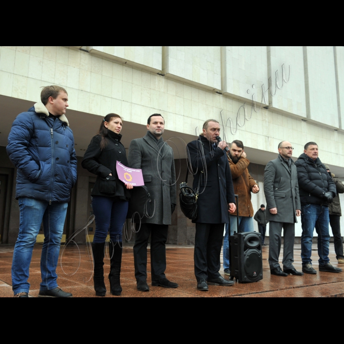 Київ. Під стінами будівлі Центральної виборчої комісії (м. Київ, пл. Лесі Українки, 1) дев’ять демократичних політичних сил провели спільну акцію «Час спливає» та закличуть ЦВК ухвалити рішення про призначення виборів до райрад столиці на 29 травня 2016 року. 
