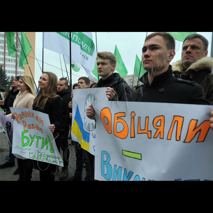 Київ. Під стінами будівлі Центральної виборчої комісії (м. Київ, пл. Лесі Українки, 1) дев’ять демократичних політичних сил провели спільну акцію «Час спливає» та закличуть ЦВК ухвалити рішення про призначення виборів до райрад столиці на 29 травня 2016 року. 