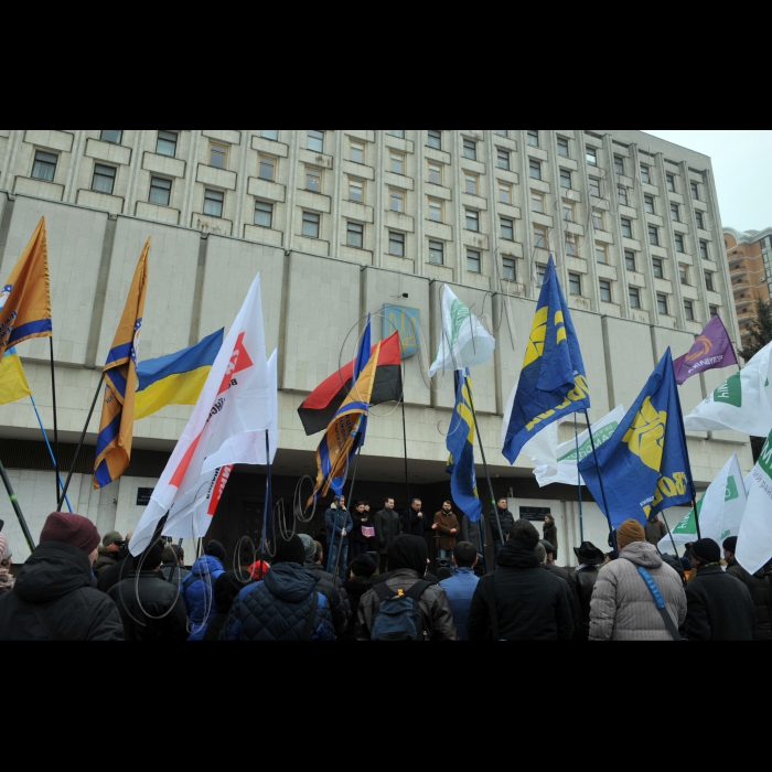 Київ. Під стінами будівлі Центральної виборчої комісії (м. Київ, пл. Лесі Українки, 1) дев’ять демократичних політичних сил провели спільну акцію «Час спливає» та закличуть ЦВК ухвалити рішення про призначення виборів до райрад столиці на 29 травня 2016 року. 
