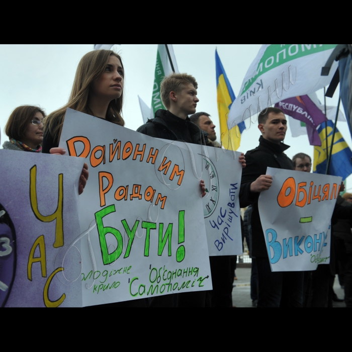Київ. Під стінами будівлі Центральної виборчої комісії (м. Київ, пл. Лесі Українки, 1) дев’ять демократичних політичних сил провели спільну акцію «Час спливає» та закличуть ЦВК ухвалити рішення про призначення виборів до райрад столиці на 29 травня 2016 року. 