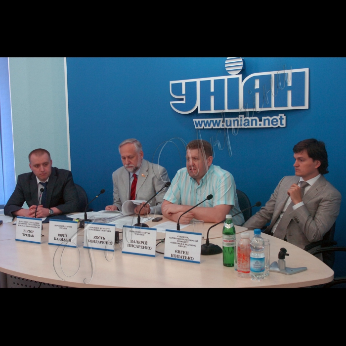 Інститут Української політики провів круглий стіл на тему «Корупція і судова влада» в УНІАН.
Начальник управління головного управління по боротьбі із корупцією СБУ Віктор Трепак, народний депутат України Юрій Кармазін, керівник Інституту Української політики Кость Бондаренко, народний депутат України Валерій Писаренко.
