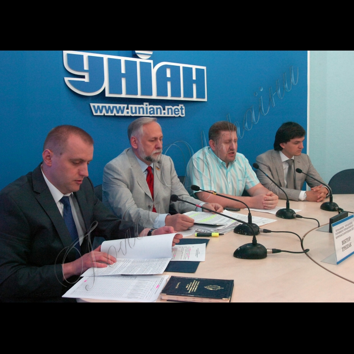 Інститут Української політики провів круглий стіл на тему «Корупція і судова влада» в УНІАН.
Начальник управління головного управління по боротьбі із корупцією СБУ Віктор Трепак, народний депутат України Юрій Кармазін, керівник Інституту Української політики Кость Бондаренко, народний депутат України Валерій Писаренко.
