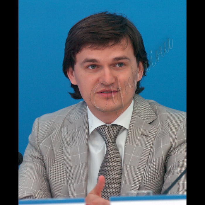 Інститут Української політики провів круглий стіл на тему «Корупція і судова влада» в УНІАН.
Начальник управління головного управління по боротьбі із корупцією СБУ Віктор Трепак, народний депутат України Юрій Кармазін, керівник Інституту Української політики Кость Бондаренко, народний депутат України Валерій Писаренко.
