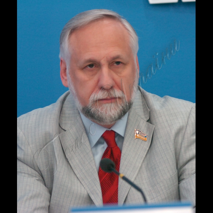 Інститут Української політики провів круглий стіл на тему «Корупція і судова влада» в УНІАН.
Начальник управління головного управління по боротьбі із корупцією СБУ Віктор Трепак, народний депутат України Юрій Кармазін, керівник Інституту Української політики Кость Бондаренко, народний депутат України Валерій Писаренко.
