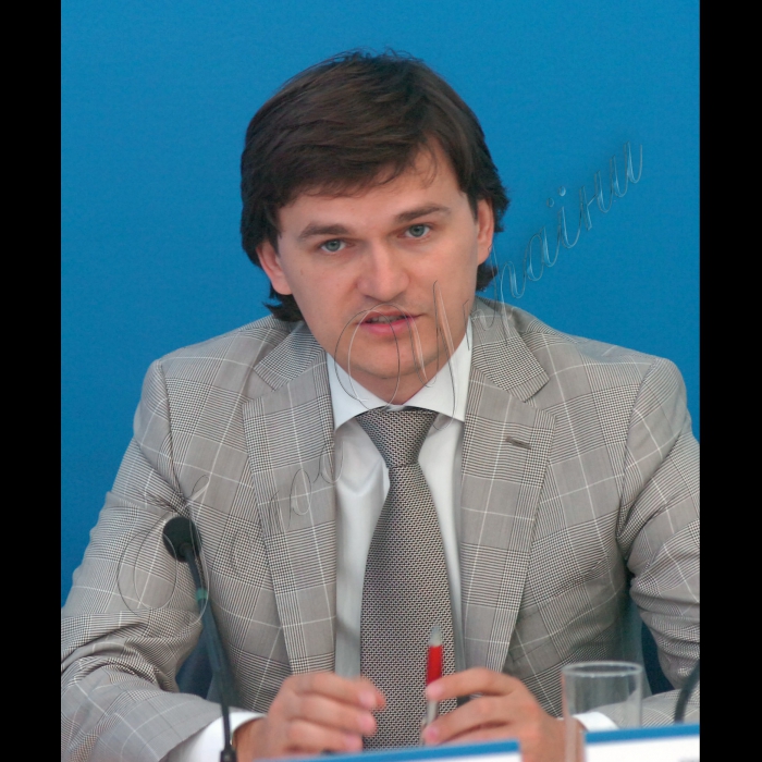 Інститут Української політики провів круглий стіл на тему «Корупція і судова влада» в УНІАН.
Начальник управління головного управління по боротьбі із корупцією СБУ Віктор Трепак, народний депутат України Юрій Кармазін, керівник Інституту Української політики Кость Бондаренко, народний депутат України Валерій Писаренко.
