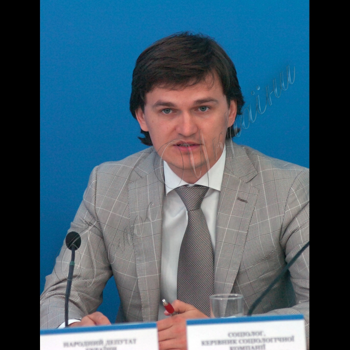 Інститут Української політики провів круглий стіл на тему «Корупція і судова влада» в УНІАН.
Начальник управління головного управління по боротьбі із корупцією СБУ Віктор Трепак, народний депутат України Юрій Кармазін, керівник Інституту Української політики Кость Бондаренко, народний депутат України Валерій Писаренко.
