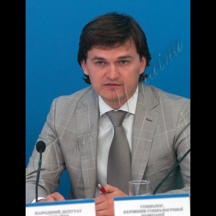 Інститут Української політики провів круглий стіл на тему «Корупція і судова влада» в УНІАН.
Начальник управління головного управління по боротьбі із корупцією СБУ Віктор Трепак, народний депутат України Юрій Кармазін, керівник Інституту Української політики Кость Бондаренко, народний депутат України Валерій Писаренко.
