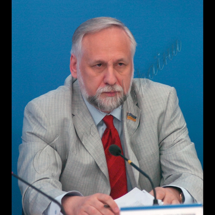 Інститут Української політики провів круглий стіл на тему «Корупція і судова влада» в УНІАН.
Начальник управління головного управління по боротьбі із корупцією СБУ Віктор Трепак, народний депутат України Юрій Кармазін, керівник Інституту Української політики Кость Бондаренко, народний депутат України Валерій Писаренко.
