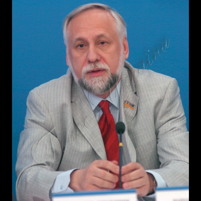 Інститут Української політики провів круглий стіл на тему «Корупція і судова влада» в УНІАН.
Начальник управління головного управління по боротьбі із корупцією СБУ Віктор Трепак, народний депутат України Юрій Кармазін, керівник Інституту Української політики Кость Бондаренко, народний депутат України Валерій Писаренко.
