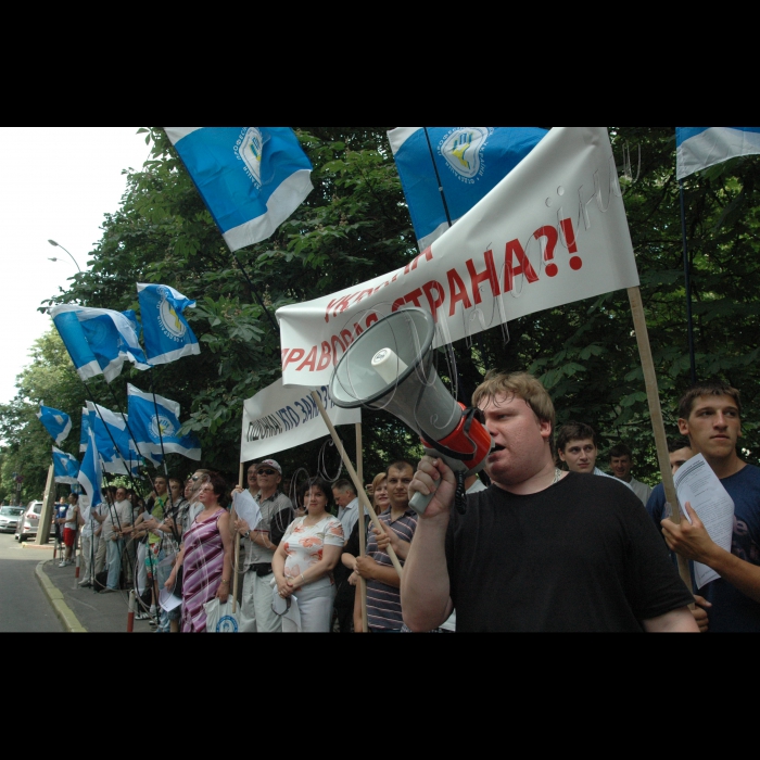 Пікетування активістами ФПУ Генеральної прокуратури України у зв’язку з порушенням представниками Генпрокуратури законодавства про профспілки та  втручанням у внутрішню статутну діяльність Федерації профспілок України.
