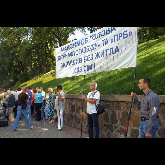 Біля Кабінету Міністрів України  відбувся мітинг з приводу порушення прав інвесторів житлового будівництва, що споруджується на проспекті Академіка Глушкова, 6 в м. Києві. 503 сім'ї зберуться щоб відстояти свої права.