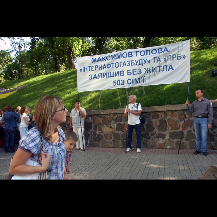 Біля Кабінету Міністрів України  відбувся мітинг з приводу порушення прав інвесторів житлового будівництва, що споруджується на проспекті Академіка Глушкова, 6 в м. Києві. 503 сім'ї зберуться щоб відстояти свої права.