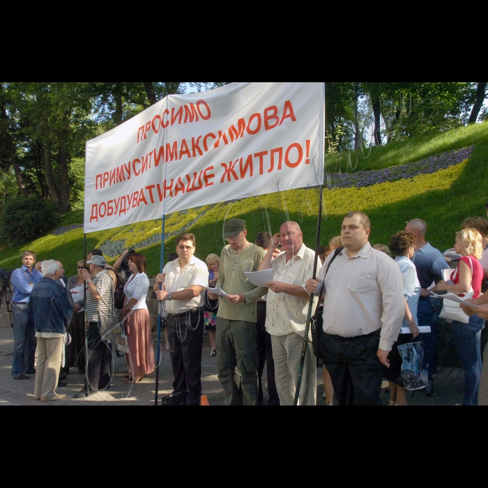Біля Кабінету Міністрів України  відбувся мітинг з приводу порушення прав інвесторів житлового будівництва, що споруджується на проспекті Академіка Глушкова, 6 в м. Києві. 503 сім'ї зберуться щоб відстояти свої права.