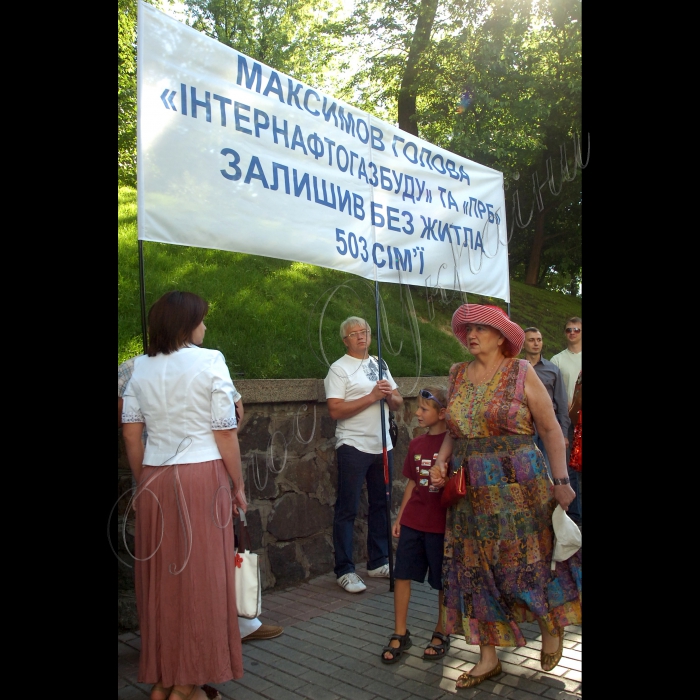 Біля Кабінету Міністрів України  відбувся мітинг з приводу порушення прав інвесторів житлового будівництва, що споруджується на проспекті Академіка Глушкова, 6 в м. Києві. 503 сім'ї зберуться щоб відстояти свої права.