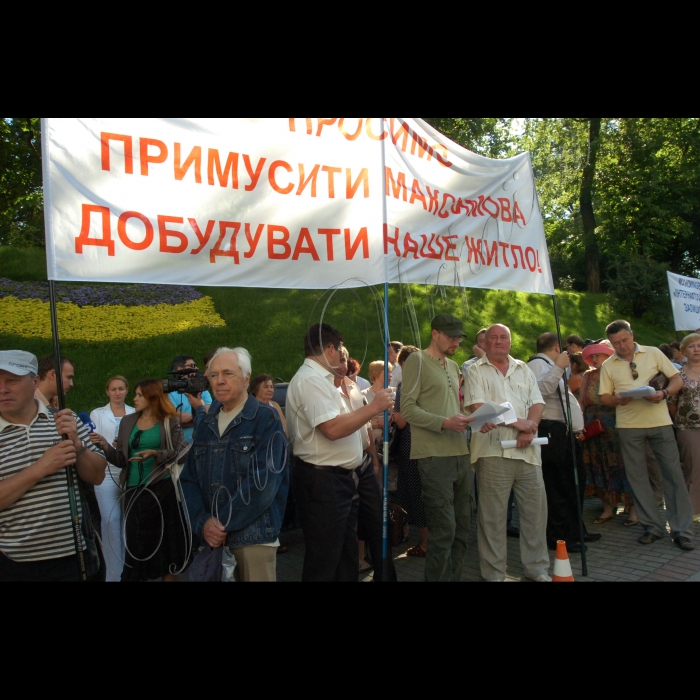 Біля Кабінету Міністрів України  відбувся мітинг з приводу порушення прав інвесторів житлового будівництва, що споруджується на проспекті Академіка Глушкова, 6 в м. Києві. 503 сім'ї зберуться щоб відстояти свої права.
