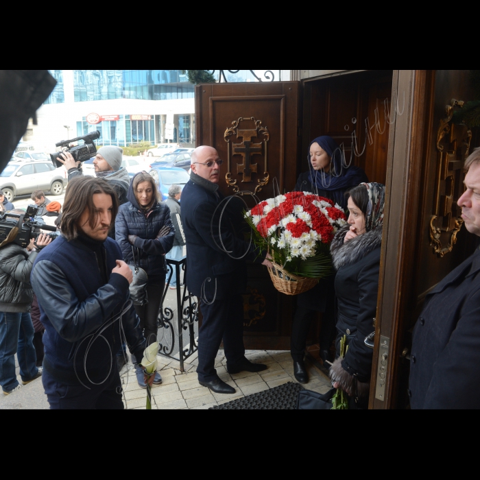 В Києві на Подолі відбувається церемонія поховання вбитого у 2000 році українського журналіста Георгія Гонгадзе.