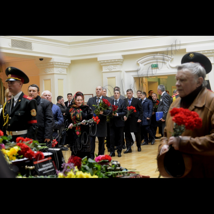 Відбулася церемонія прощання з видатним українським митцем, політичним і громадським діячем, правозахисником, заслуженим діячем мистецтв України, народним артистом України, головою Національної спілки театральних діячів України, професором Київського державного університету театру, кіно та телебачення імені І. Карпенка-Карого, народним депутатом України першого - п'ятого скликань Лесем Танюком .
Серед учасників 1-й заступник Голови ВР Андрій Парубій, президент України Петро Порошенко