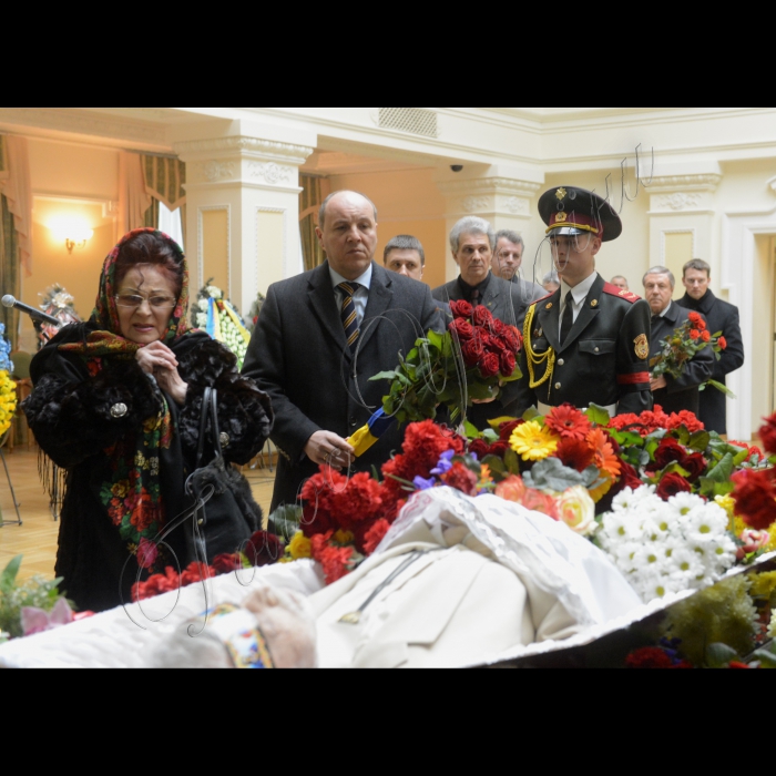 Відбулася церемонія прощання з видатним українським митцем, політичним і громадським діячем, правозахисником, заслуженим діячем мистецтв України, народним артистом України, головою Національної спілки театральних діячів України, професором Київського державного університету театру, кіно та телебачення імені І. Карпенка-Карого, народним депутатом України першого - п'ятого скликань Лесем Танюком .
Серед учасників 1-й заступник Голови ВР Андрій Парубій, президент України Петро Порошенко