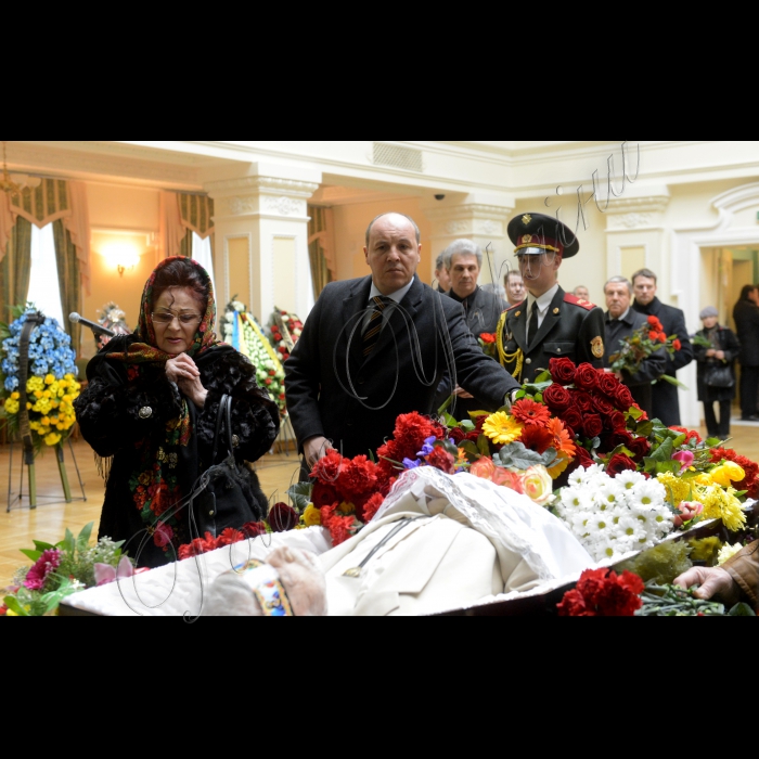 Відбулася церемонія прощання з видатним українським митцем, політичним і громадським діячем, правозахисником, заслуженим діячем мистецтв України, народним артистом України, головою Національної спілки театральних діячів України, професором Київського державного університету театру, кіно та телебачення імені І. Карпенка-Карого, народним депутатом України першого - п'ятого скликань Лесем Танюком .
Серед учасників 1-й заступник Голови ВР Андрій Парубій, президент України Петро Порошенко