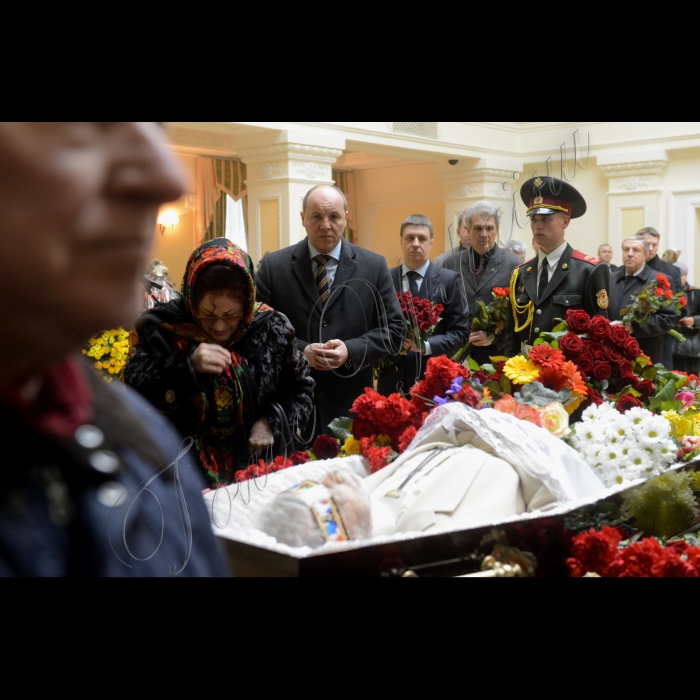 Відбулася церемонія прощання з видатним українським митцем, політичним і громадським діячем, правозахисником, заслуженим діячем мистецтв України, народним артистом України, головою Національної спілки театральних діячів України, професором Київського державного університету театру, кіно та телебачення імені І. Карпенка-Карого, народним депутатом України першого - п'ятого скликань Лесем Танюком .
Серед учасників 1-й заступник Голови ВР Андрій Парубій, президент України Петро Порошенко