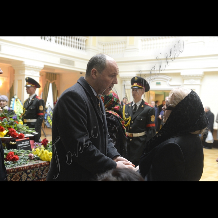 Відбулася церемонія прощання з видатним українським митцем, політичним і громадським діячем, правозахисником, заслуженим діячем мистецтв України, народним артистом України, головою Національної спілки театральних діячів України, професором Київського державного університету театру, кіно та телебачення імені І. Карпенка-Карого, народним депутатом України першого - п'ятого скликань Лесем Танюком .
Серед учасників 1-й заступник Голови ВР Андрій Парубій, президент України Петро Порошенко
