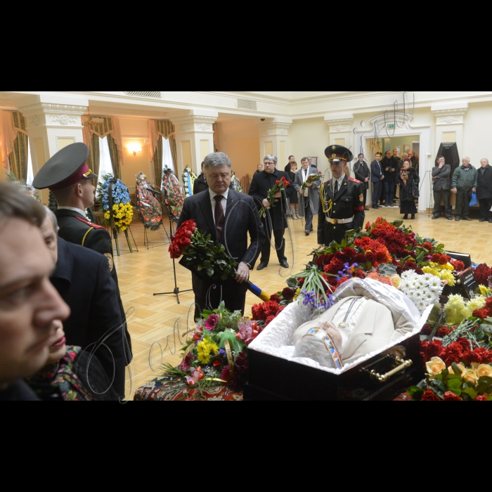 Відбулася церемонія прощання з видатним українським митцем, політичним і громадським діячем, правозахисником, заслуженим діячем мистецтв України, народним артистом України, головою Національної спілки театральних діячів України, професором Київського державного університету театру, кіно та телебачення імені І. Карпенка-Карого, народним депутатом України першого - п'ятого скликань Лесем Танюком .
Серед учасників 1-й заступник Голови ВР Андрій Парубій, президент України Петро Порошенко