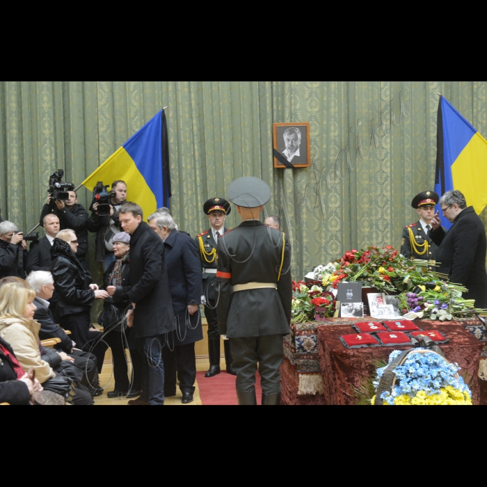 Відбулася церемонія прощання з видатним українським митцем, політичним і громадським діячем, правозахисником, заслуженим діячем мистецтв України, народним артистом України, головою Національної спілки театральних діячів України, професором Київського державного університету театру, кіно та телебачення імені І. Карпенка-Карого, народним депутатом України першого - п'ятого скликань Лесем Танюком .
Серед учасників 1-й заступник Голови ВР Андрій Парубій, президент України Петро Порошенко