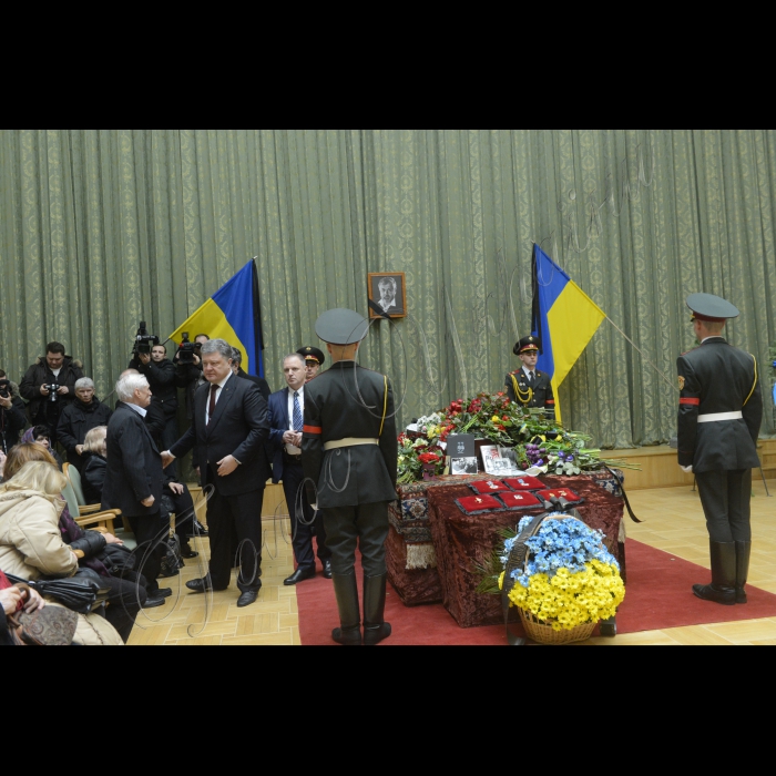 Відбулася церемонія прощання з видатним українським митцем, політичним і громадським діячем, правозахисником, заслуженим діячем мистецтв України, народним артистом України, головою Національної спілки театральних діячів України, професором Київського державного університету театру, кіно та телебачення імені І. Карпенка-Карого, народним депутатом України першого - п'ятого скликань Лесем Танюком .
Серед учасників 1-й заступник Голови ВР Андрій Парубій, президент України Петро Порошенко