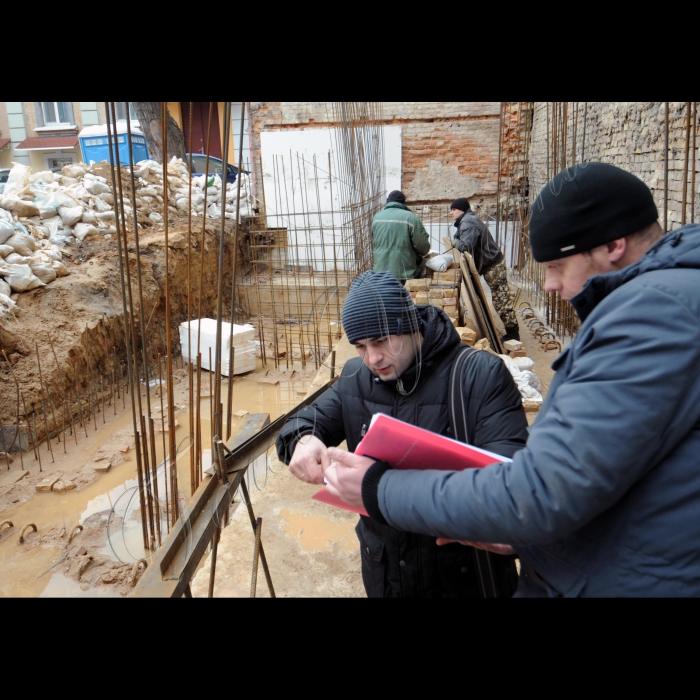 Київ. Незаконне будівництво по вулиці Антоновича 12 (Горького).
Головний інспектор інспекційного відділу № 3 Департаменту Державної архітектурно-будівельної інспекції у місті Києві Дмитро Голівець у центрі перевіряє нормативні документи