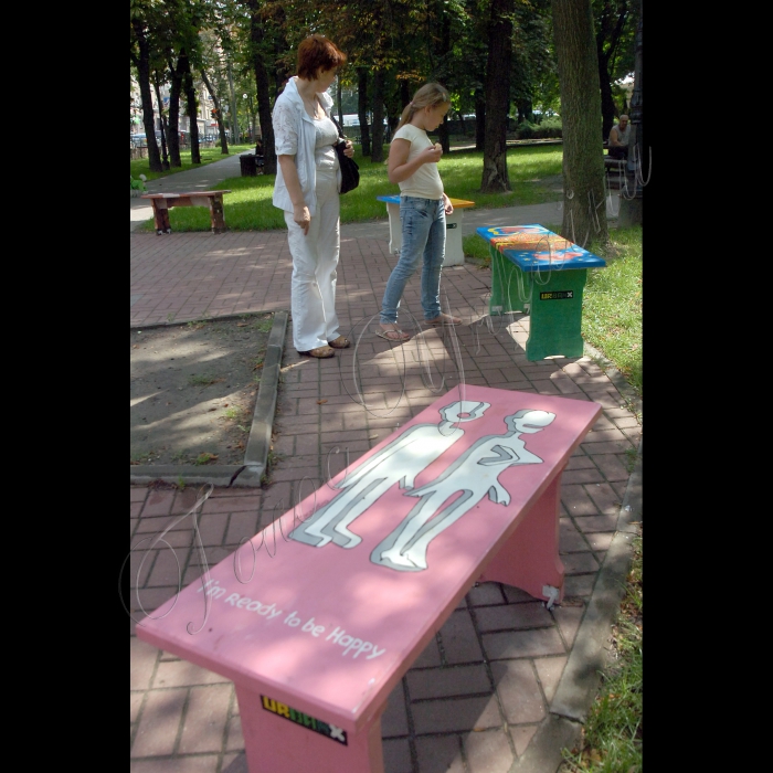 У Києві відбулася акція зі встановлення авторських лавочок у сквері на перехресті вулиць Червоноармійської та Федорова. Лавочки були розписані художниками на європейську тематику в рамках акції 