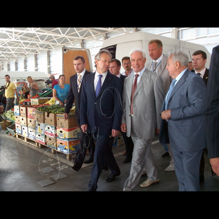 Прем’єр-міністр України М.Азаров ознайомився з діяльністю та перспективами розвитку оптового ринку сільськогосподарської продукції «Столичний» (Київська область, Києво-Святошинський район, с. Софіївська Борщагівка).