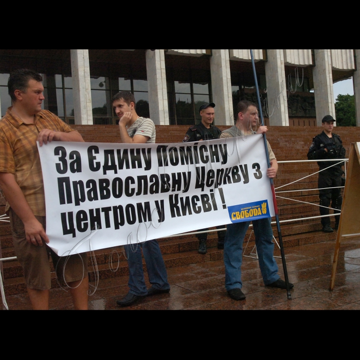 Київська міська організація Всеукраїнського об’єднання «Свобода» біля Українського дому провели акцію проти церковної окупації України. Під час акції має працювати фотовиставка «Сім смертних гріхів московських попів».