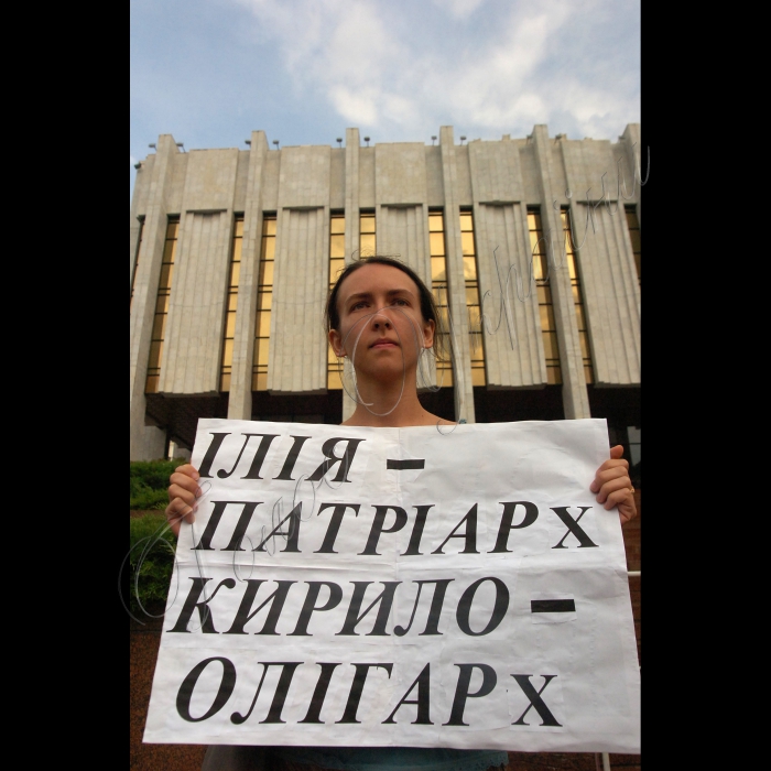 Київська міська організація Всеукраїнського об’єднання «Свобода» біля Українського дому провели акцію проти церковної окупації України. Під час акції має працювати фотовиставка «Сім смертних гріхів московських попів».
