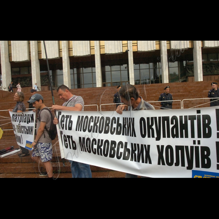 Київська міська організація Всеукраїнського об’єднання «Свобода» біля Українського дому провели акцію проти церковної окупації України. Під час акції має працювати фотовиставка «Сім смертних гріхів московських попів».