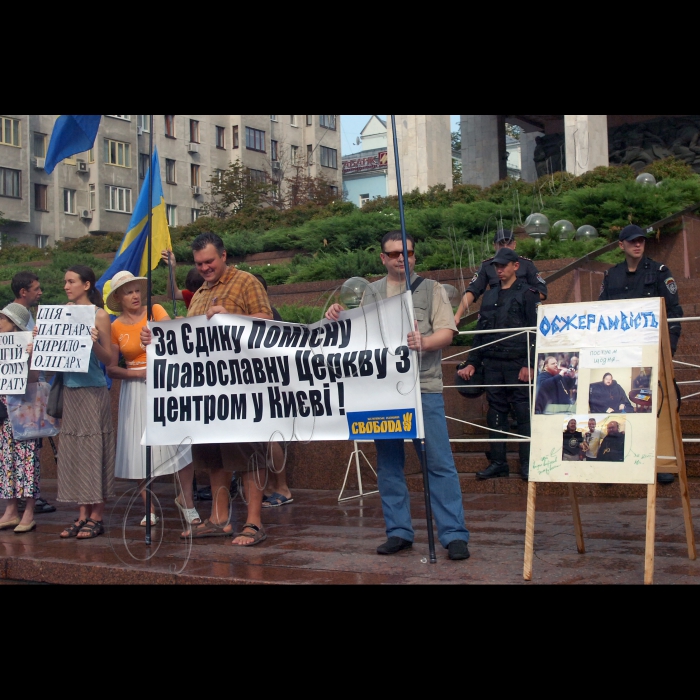 Київська міська організація Всеукраїнського об’єднання «Свобода» біля Українського дому провели акцію проти церковної окупації України. Під час акції має працювати фотовиставка «Сім смертних гріхів московських попів».