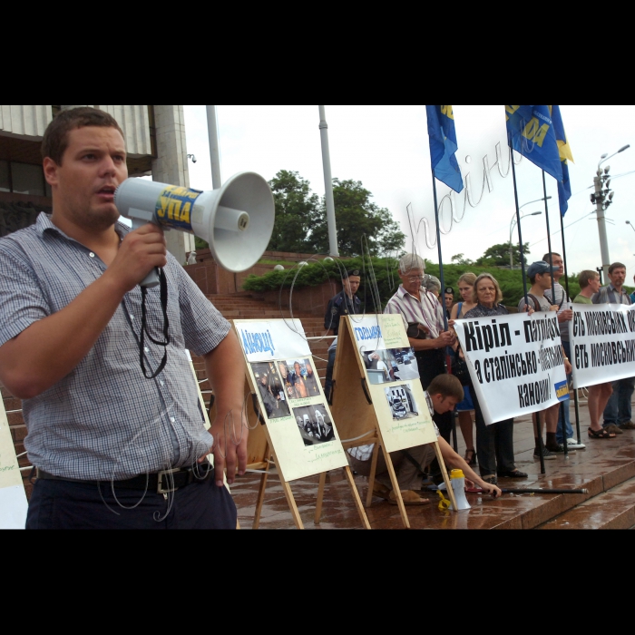 Київська міська організація Всеукраїнського об’єднання «Свобода» біля Українського дому провели акцію проти церковної окупації України. Під час акції має працювати фотовиставка «Сім смертних гріхів московських попів».