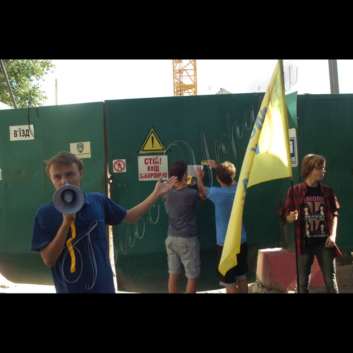 Акція протесту проти незаконної і хаотичної забудови буферної зони Софії Київської. Мета акції: привернути увагу журналістів, влади і громадськості до незаконної і хаотичної забудови буферної зони Софії Київської та загалом історичної частини Києва. В акції взяли участь активісти громадських організацій і  місцеві жителі. Організатор – Молодіжний рух Києва.